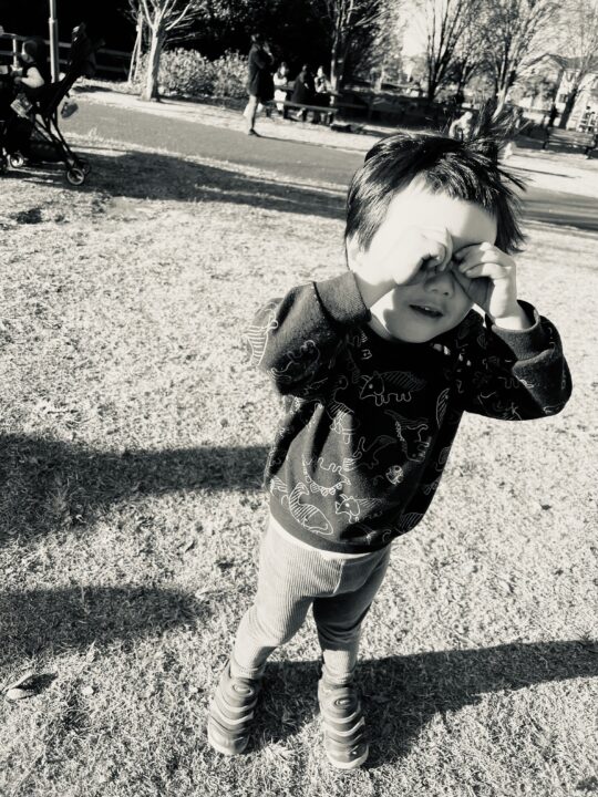 お姉ちゃんを探せ！1コマ目：ねぇねを探せ！（双眼鏡で）